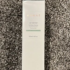 Be Purified Clarifying Cleanser - White